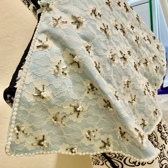 Vintage lace and pearl mini cape - Picture 5 of 14